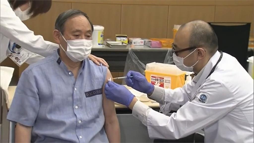 菅義偉施打第一劑新冠疫苗。圖／翻攝自AP Direct