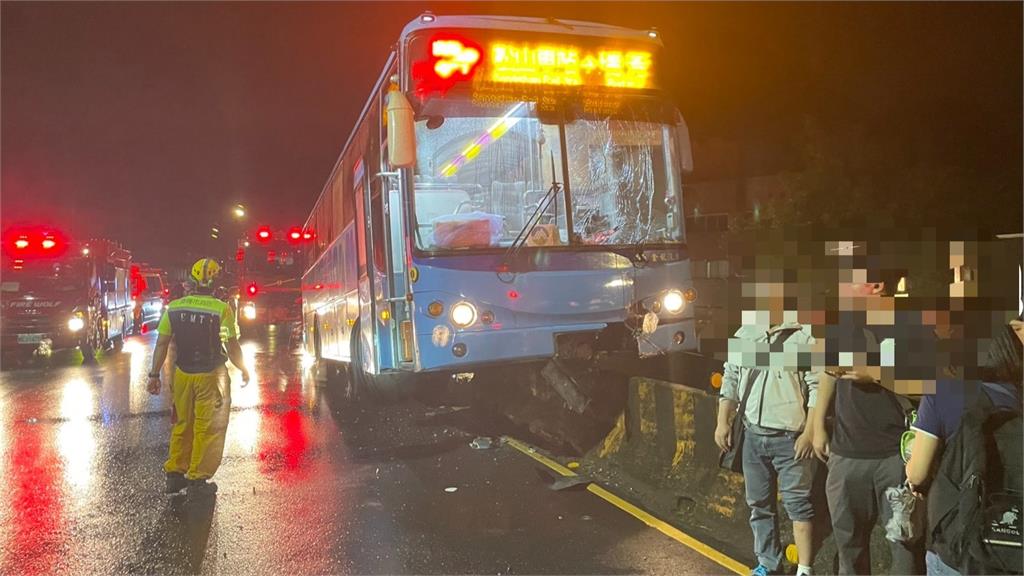 暖暖火車站驚傳客運自撞安全島 7名乘客受傷