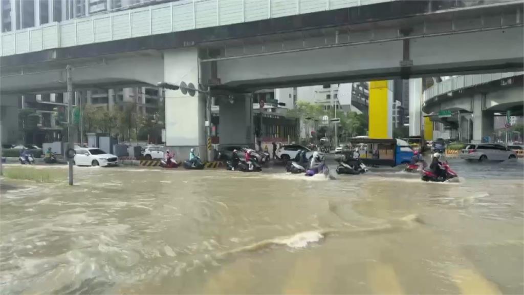 同管線二度受損 新莊新北大道施工挖破水管「積水淹過成人小腿」