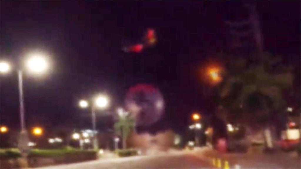 社群媒體上瘋傳地球地標遭直升機劫走的畫面。圖／翻攝自Facebook@chestertangonan18