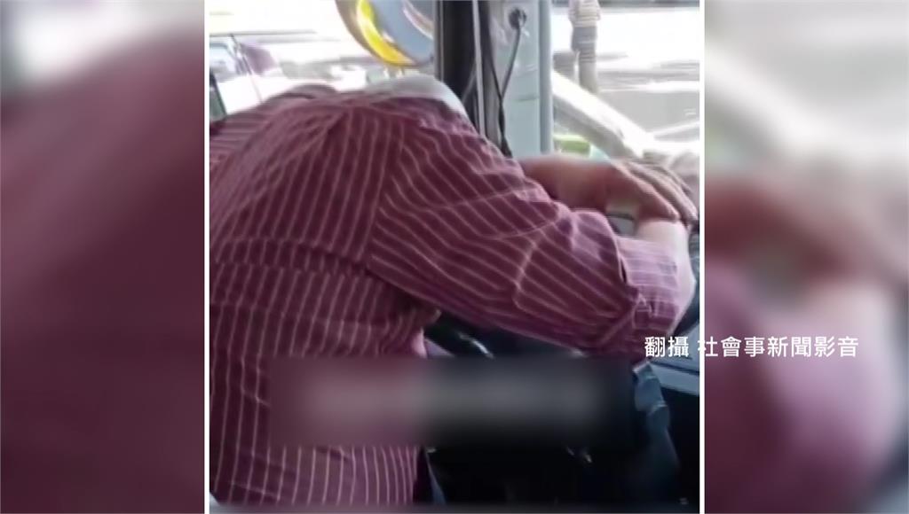 公車司機趴在方向盤上睡著。圖／翻攝自社會事新聞影音