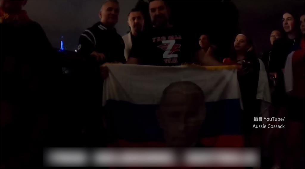 喬科維奇父親（左）和舉著俄國國旗的球迷合照。圖／翻攝自YouTube@Aussie Cossack