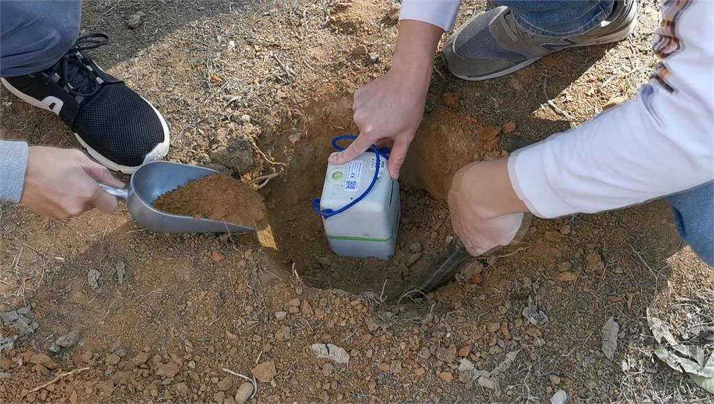 中山大學地環系師生徒手將地震儀埋入土壤中。圖：台視新聞