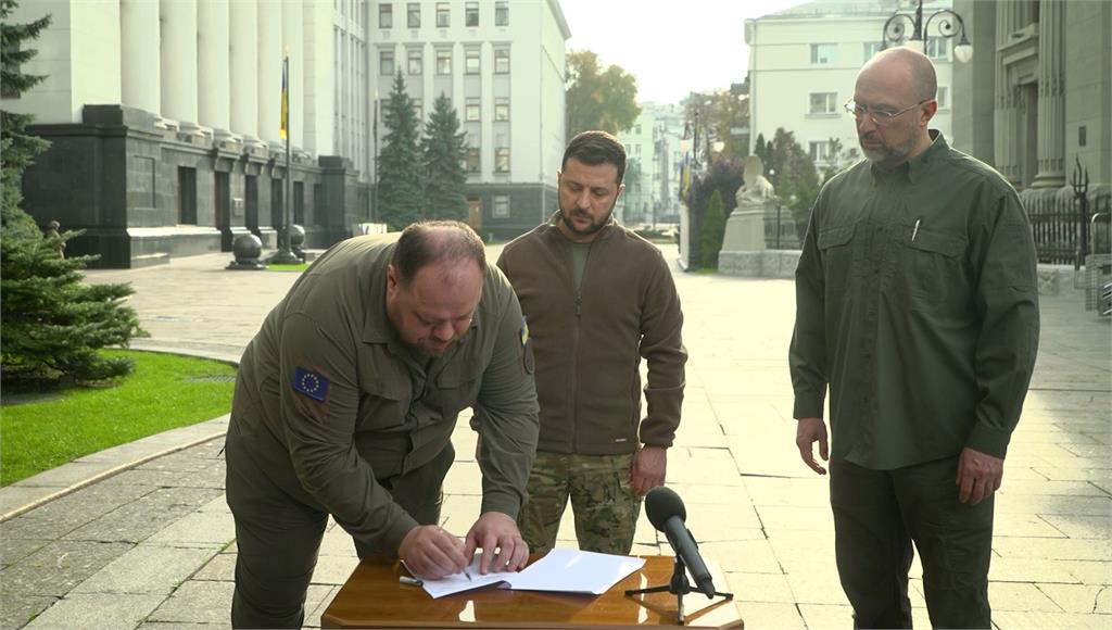 烏克蘭總統澤倫斯基隨即簽署文件，緊急向北約提出正式入會申請。圖／美聯社、路透社、CNN