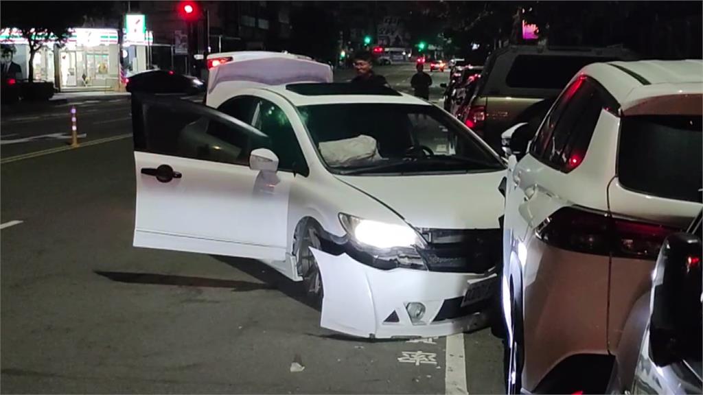 毒駕肇逃？轎車逆撞路邊2車肇事駕駛失聯