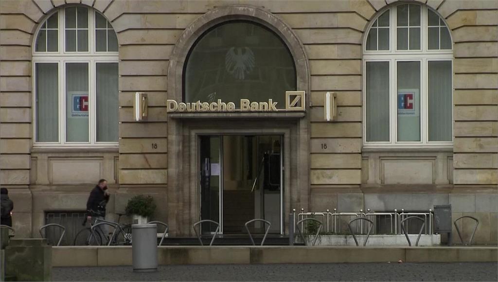 德意志銀行股價重挫，引發危機蔓延擔憂加劇。圖／路透社