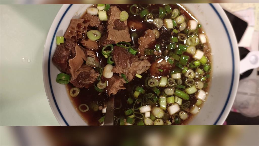 有民眾PO文表示，一碗牛雜湯賣500元，不只料少、湯頭喝起來全是醬油味。圖／翻攝自臉書