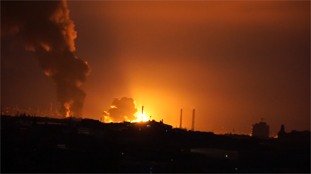 飛彈擊中烏國南部海港城市奧德薩，摧毀當地機場跑道。圖／翻攝自AP Direct