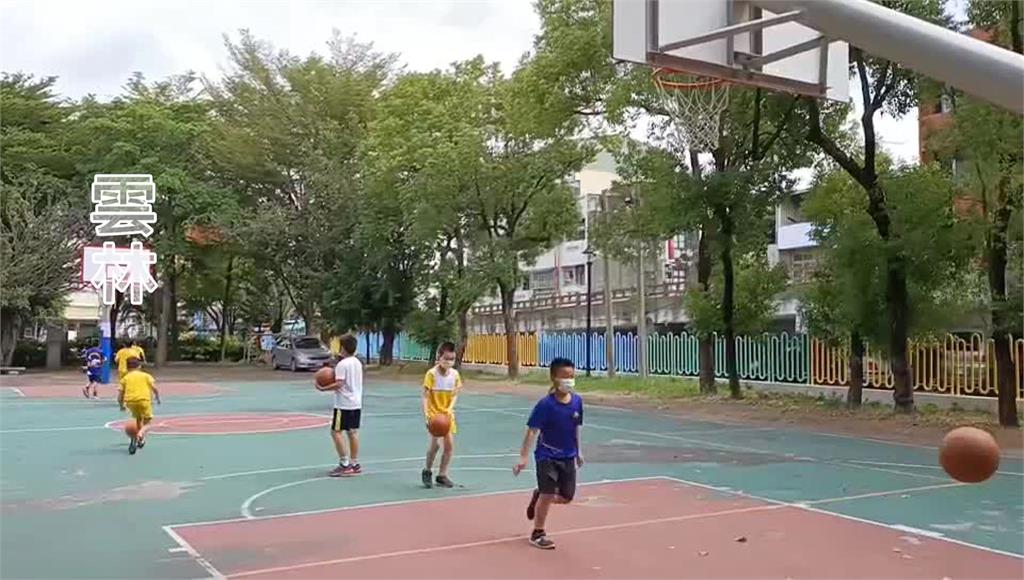 南陽國小體育課發給學生1人1顆球自己練習。圖／台視新聞