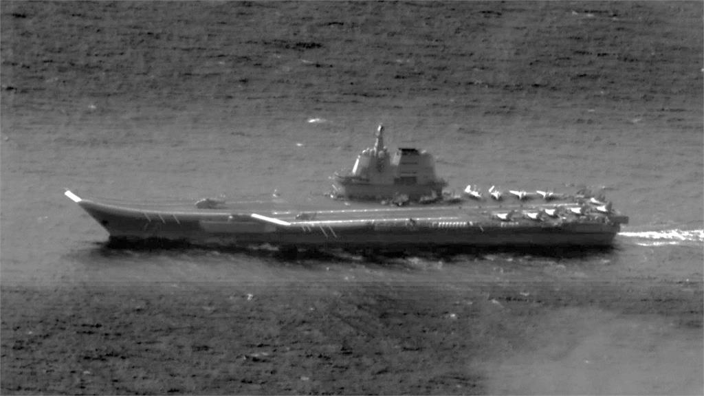 軍事粉專團隊記錄一架共艦逼近東北角烏石鼻。示意圖／國防部提供（圖為今年10月國防部監控中共「山東號」航艦編隊群穿越巴士海峽。）