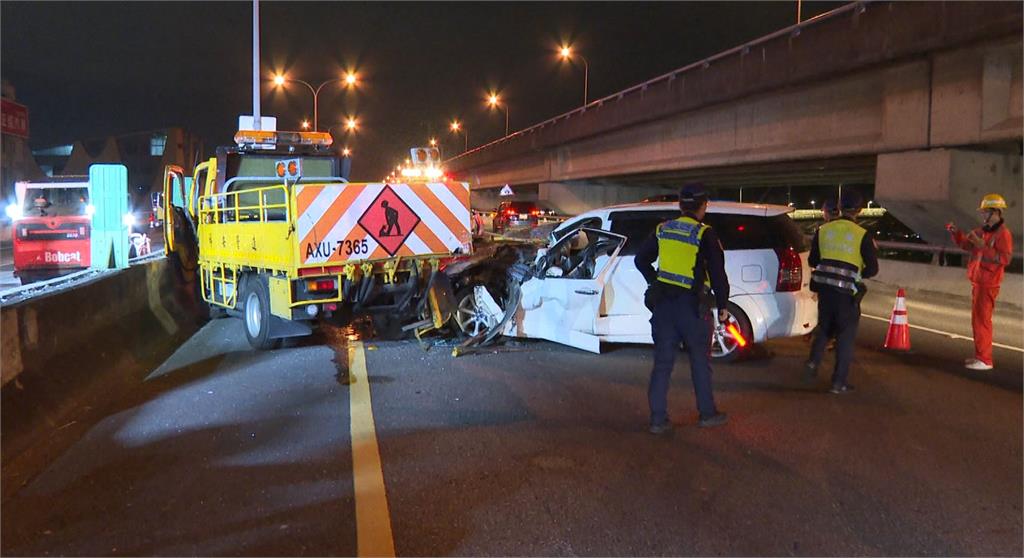 維護工程準備收工，工程車卻慘遭休旅車追撞。圖：台視新聞