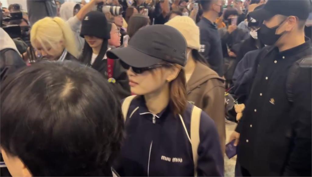 TWICE今返韓一早現身小港機場！粉絲一夜沒睡狂吼應援齊聚送機