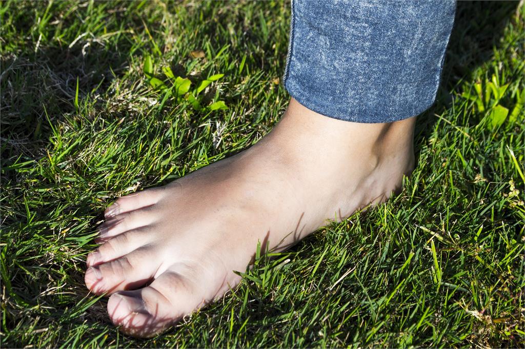 美國一名男子20年來堅持不穿鞋子，天天赤腳走路。圖／翻攝自Pixabay（示意圖，非當事畫面）