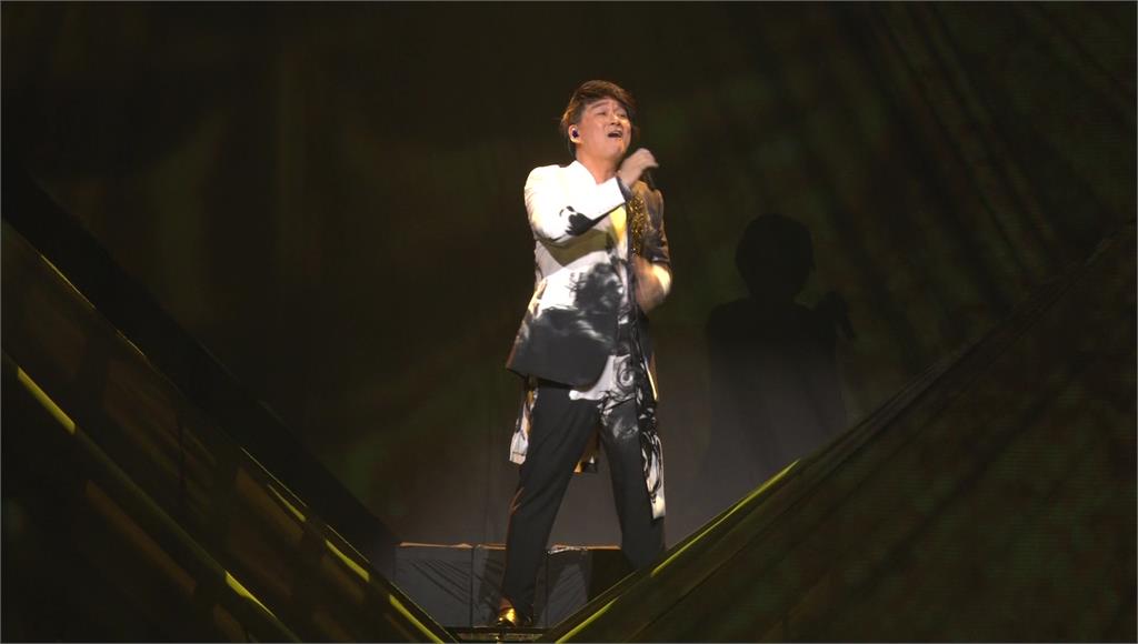 60歲的國民歌王周華健在台北小巨蛋舉辦巡迴演唱會。圖／台視新聞