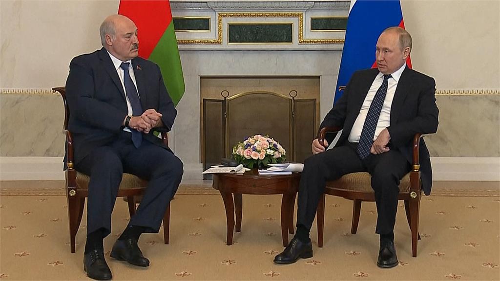 普亭25日在聖彼得堡會見白俄總統盧卡申科。圖／翻攝自AP Direct
