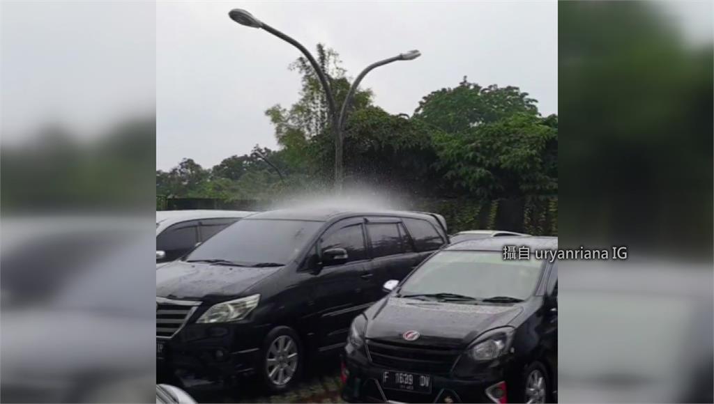 停車場內僅一輛車車頂上出現滂沱大雨。圖／翻攝自uryanriana IG