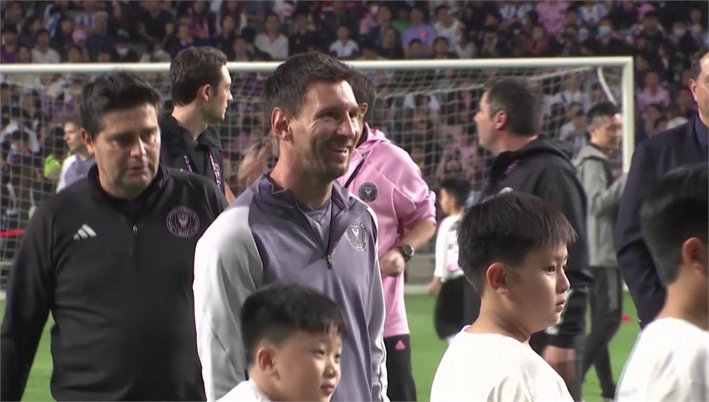 世界球王梅西訪香港，公開訓練吸引數萬球迷。圖／路透社
