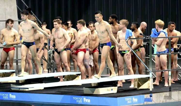 跳水選手沒戴口罩，群聚在跳水台。圖／翻攝自NHK