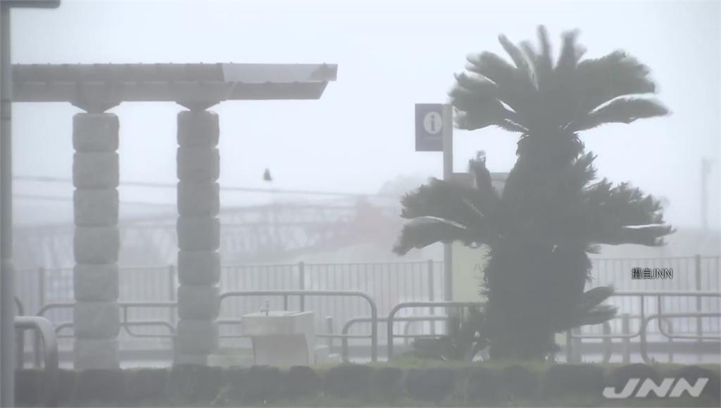 颱風「蒲公英」侵襲日本，帶來強風豪雨。圖／翻攝自JNN