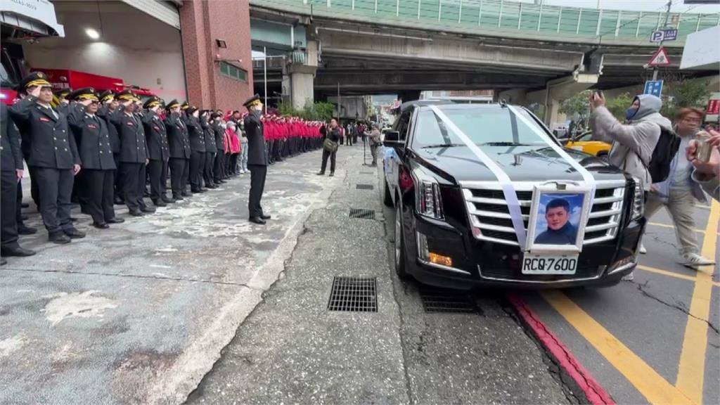 一路好走！殉職勇消詹能傑今公祭移靈 同仁列隊淚送