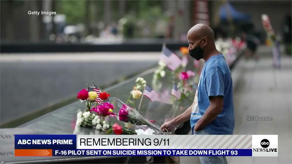 民眾於紐約世貿遺址追悼911事件。圖／台視新聞