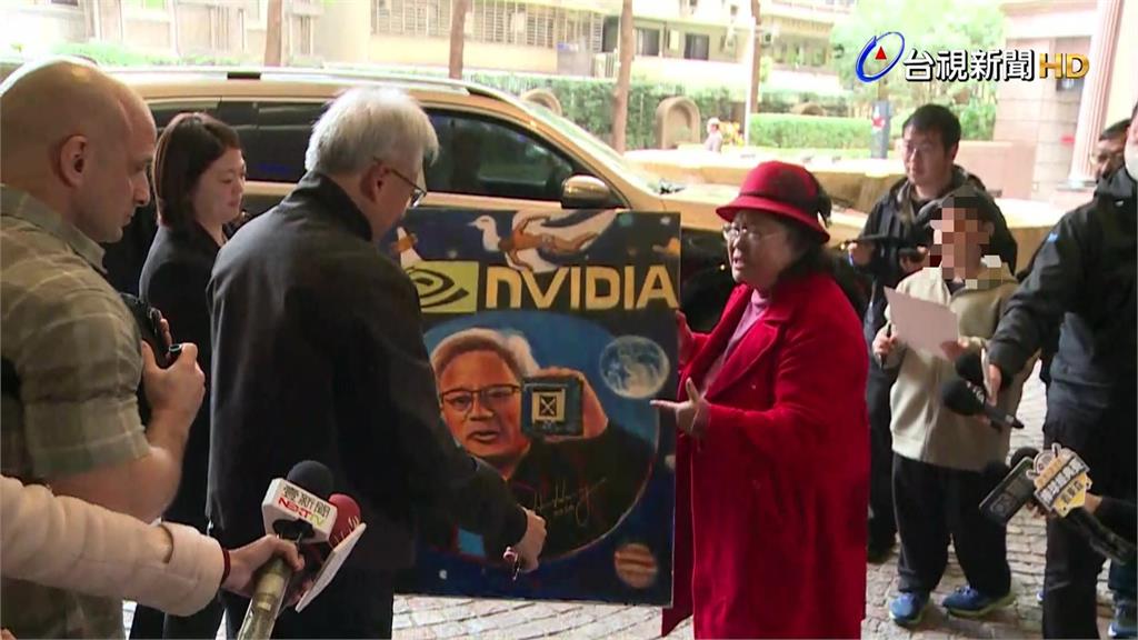 粉絲扛巨幅畫作直奔酒店門口！黃仁勳收下暖回：簽完名我再回送給你