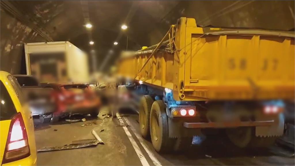 蘇花改新澳隧道內24日發生連環車禍，17輛大小車撞成一團，1名76歲張姓男子傷重不治。圖／台視新聞（資料畫面）