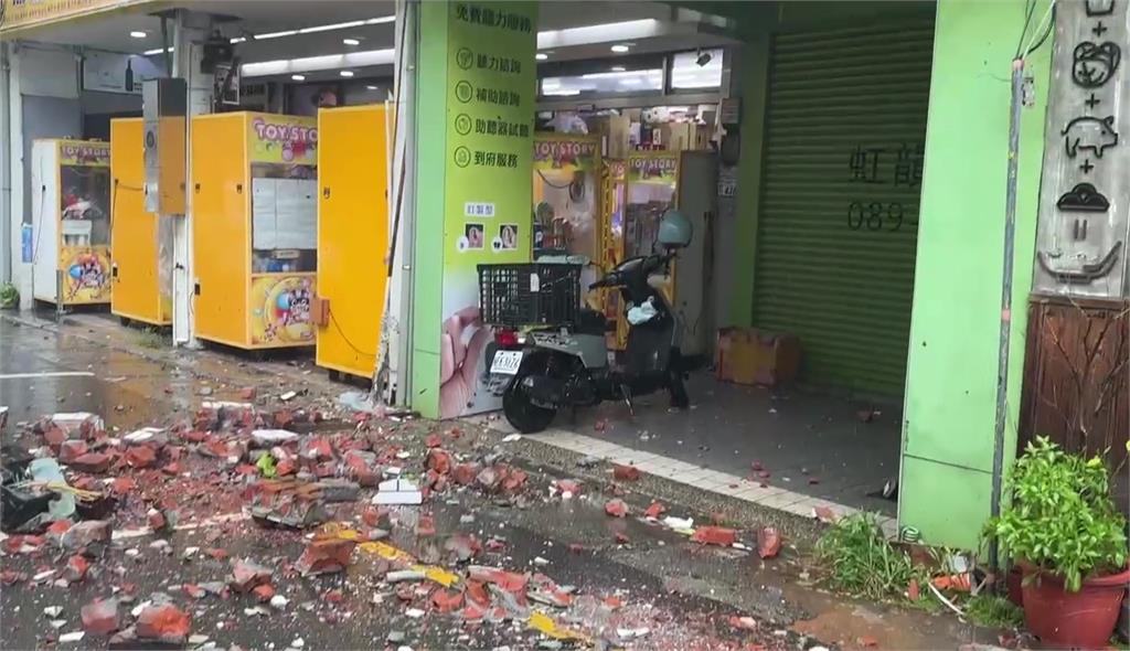 疑受楊柳強風影響！台東市店家二樓外牆「爆裂倒塌」 驚悚瞬間曝光