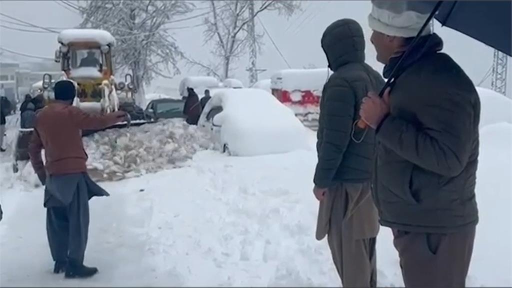 巴基斯坦避暑勝地穆里下暴雪，交通阻塞導致民眾受困車中喪生。圖／翻攝自AP Direct