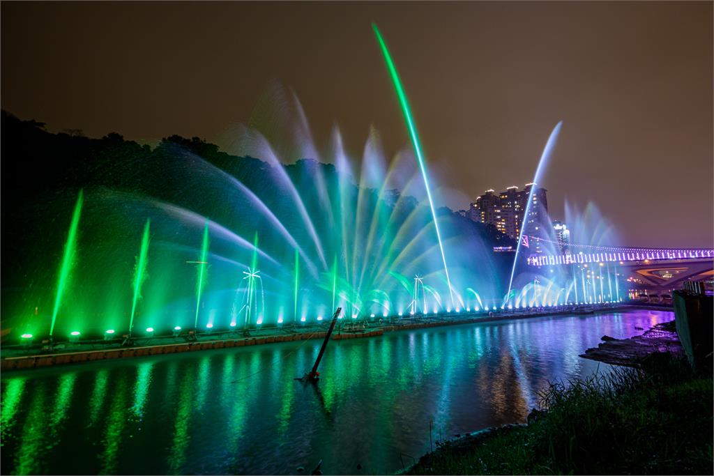 「2023碧潭水舞」帶給民眾國際水準的水舞光影秀。圖／新北市政府觀光旅遊局提供