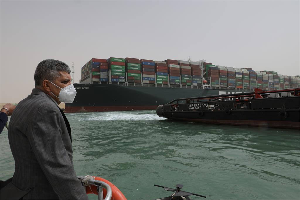 長榮貨櫃輪擱淺在埃及的蘇伊士運河。圖／翻攝自SCA官網