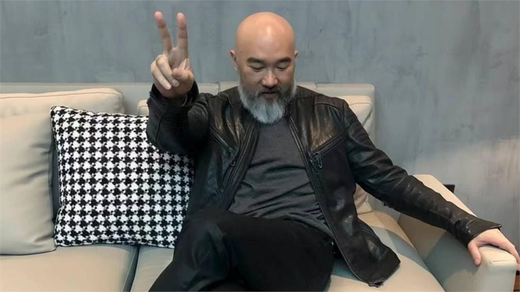 辛龍露面了！「比YA打招呼回歸」最新照曝光 宣布已接演出、尾牙活動