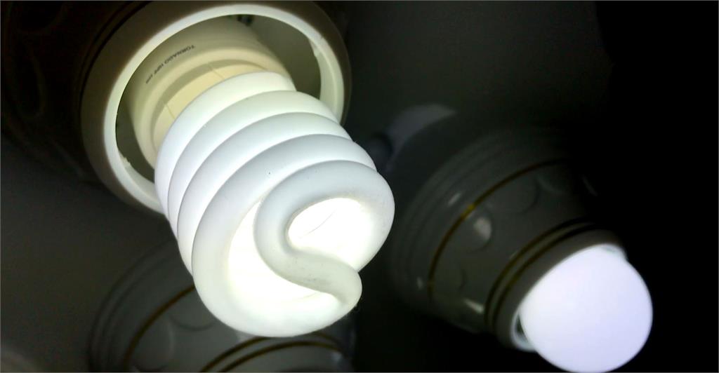 行政院消保處抽查市面上29款LED燈泡，檢測結果逾3成「燈泡壽命」不合格。圖：台視新聞