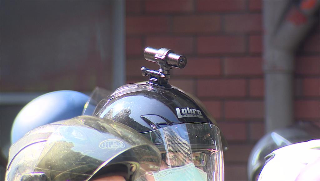 不少騎士為了自保蒐證，會在安全帽上加裝行車記錄器，不過此舉恐怕已經違反規定。圖／台視新聞
