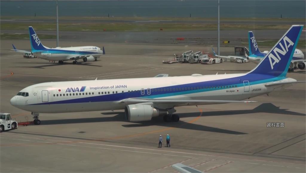 日本國籍航空7/8起禁止行動電源放置於頭頂置物箱。圖／美聯社（資料畫面）