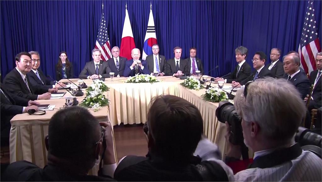 美日韓領袖舉行三方對話，敲定聯合聲明。圖／路透社