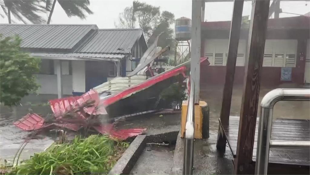 海葵登陸台東狂風暴雨！　成功民宅鐵皮屋頂掀、檳榔...