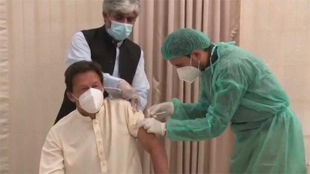 巴基斯坦總理伊姆蘭汗（Imran Khan）公開接種疫苗。圖／翻攝自AP Direct