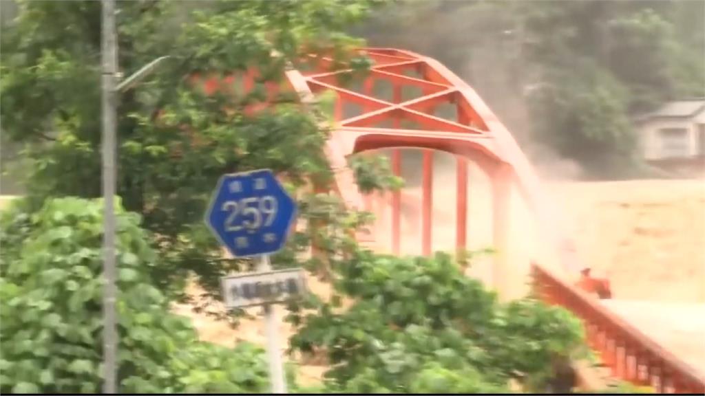 日本九州南部數十年一遇的強降雨，釀成嚴重淹水災情。圖：台視新聞