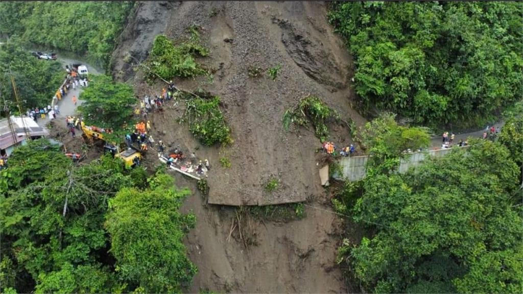 哥倫比亞小鎮因豪雨，發生土石坍方。圖／翻攝自推特@BrunoRguezP