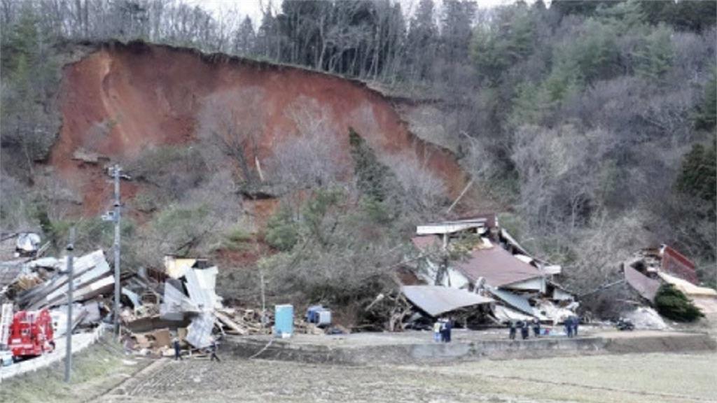 日本山形縣驚傳一民宅崩塌。圖／翻攝自推特