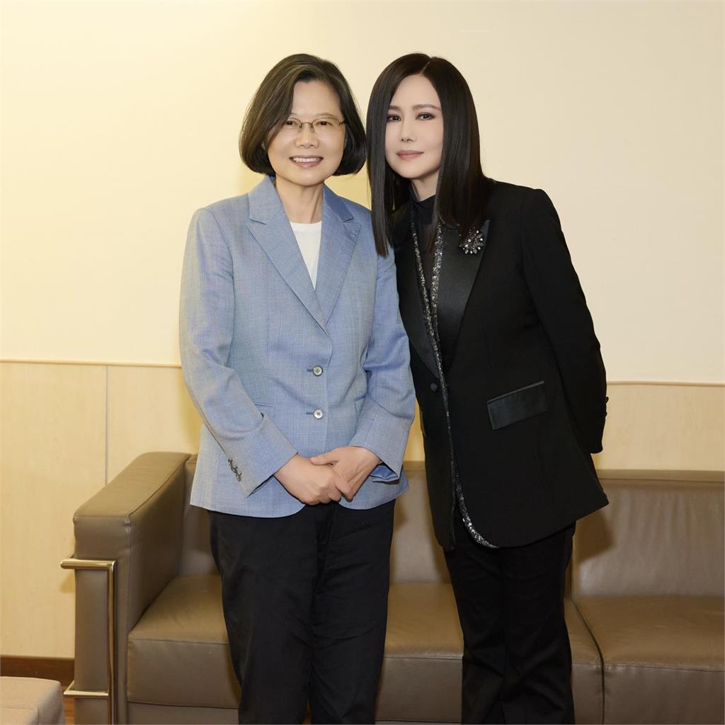 蔡英文和江蕙合照。圖／翻攝自蔡英文臉書