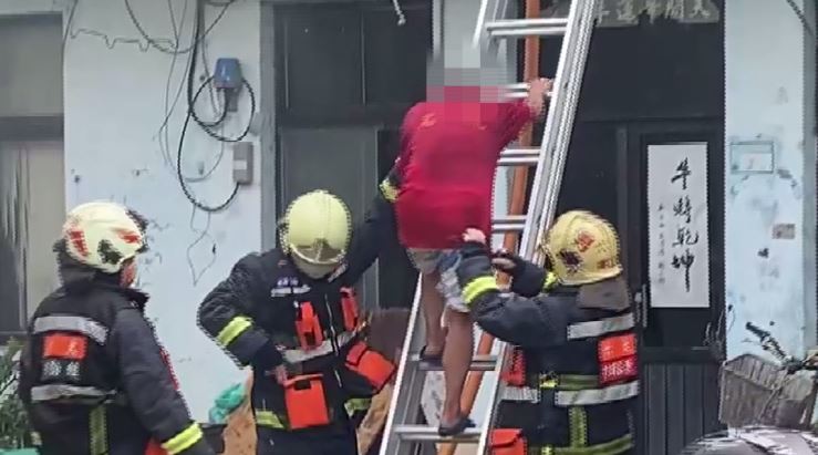 女童父親欲爬梯子救愛女，遭消防員阻止。圖／台視新聞