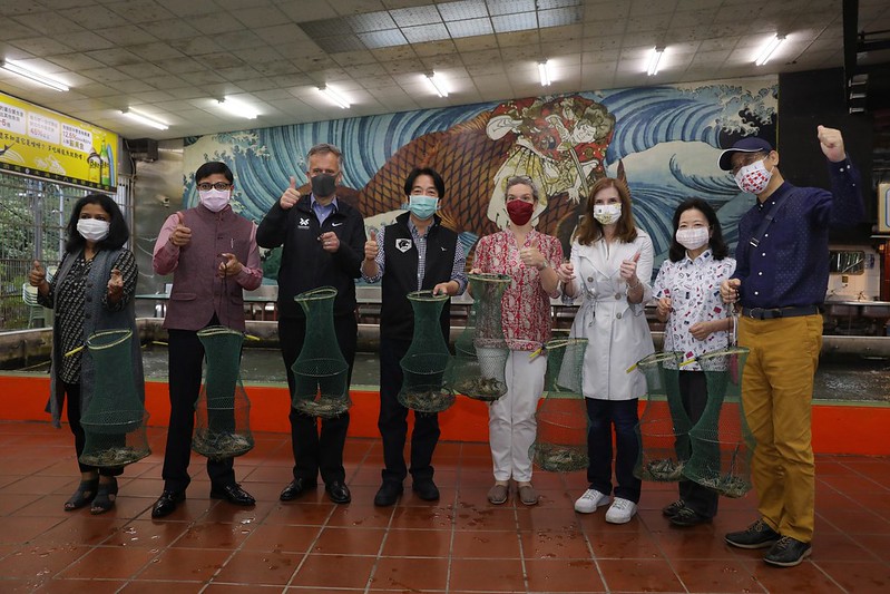 副總統賴清德日前參訪「至善釣蝦場」，與駐台使節一起體驗台灣在地特色的休閒活動。圖／總統府提供