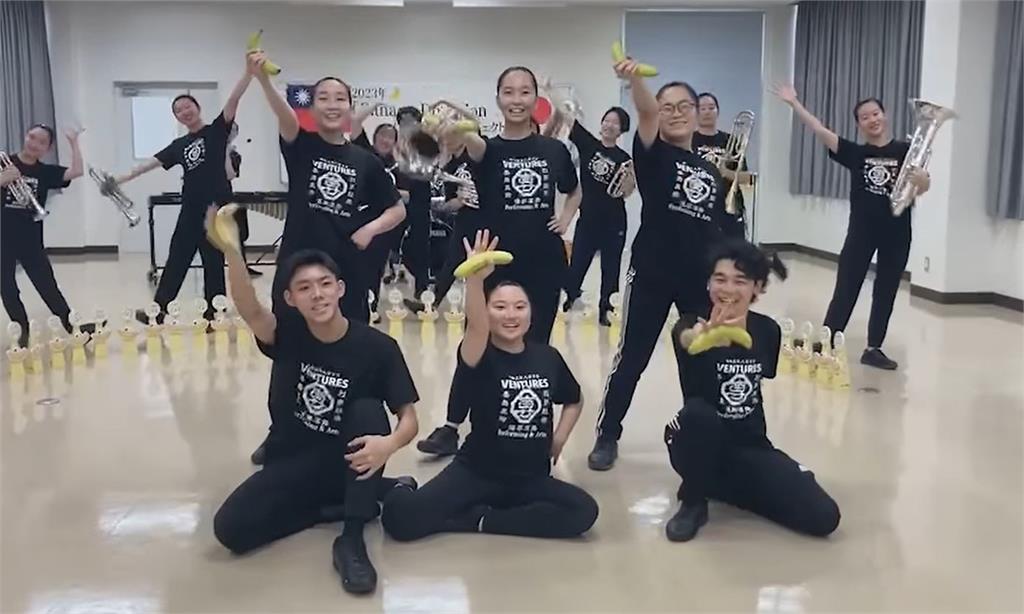 熊本玉名高校學生拿著來自高雄旗山香蕉，表演即興舞蹈。圖／翻攝自Facebook@chenchimai