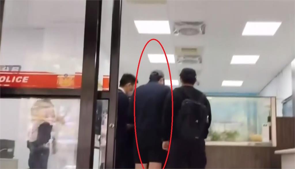 韓籍男身穿黑衣、帶鴨舌帽，現身派出所報到。圖／台視新聞