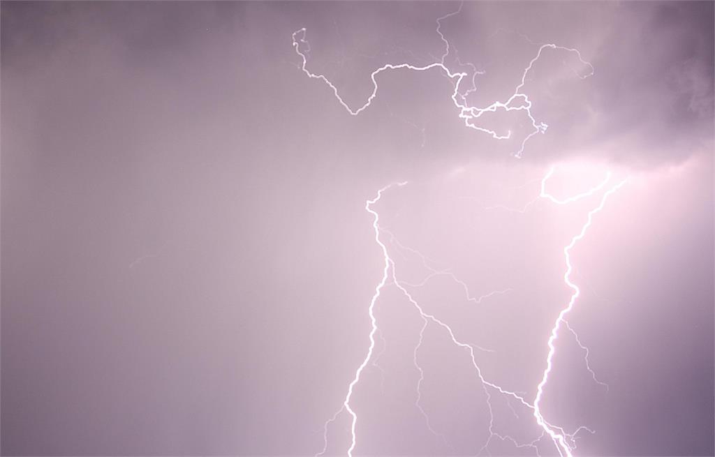 巴西民眾雨中聲援「前總統波索納洛」遭雷擊 47人送醫