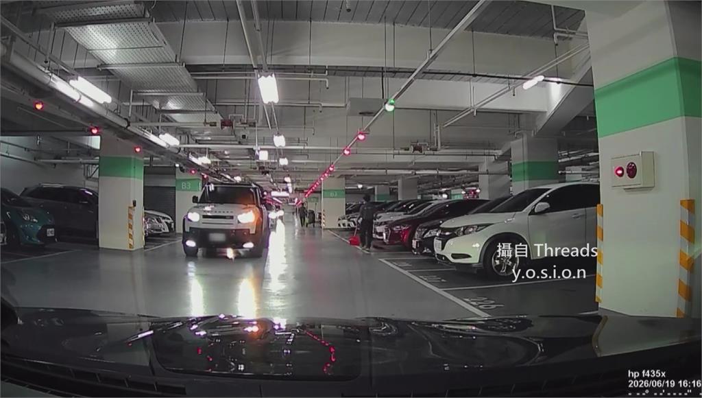 最暖車位之爭？兩駕駛靠猜拳定輸贏 輸家一舉動獲網狂讚