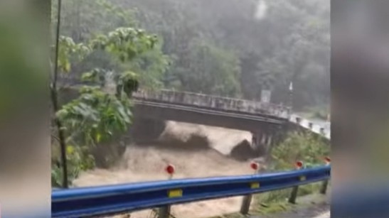 竹縣山區狂降雨溪水暴漲 五峰鄉.尖石鄉列一級警戒