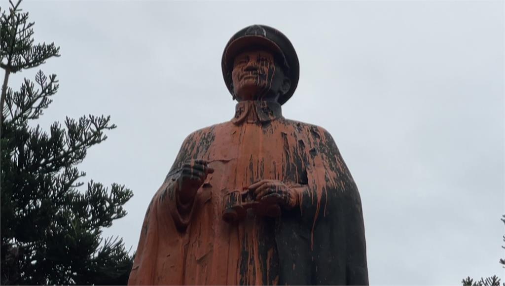 基隆火車站前的蔣介石銅像遭人潑漆。圖：台視新聞